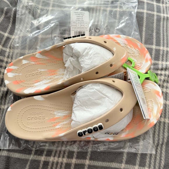 CROCS Shoes - NWT crocs platform flip flop sandals